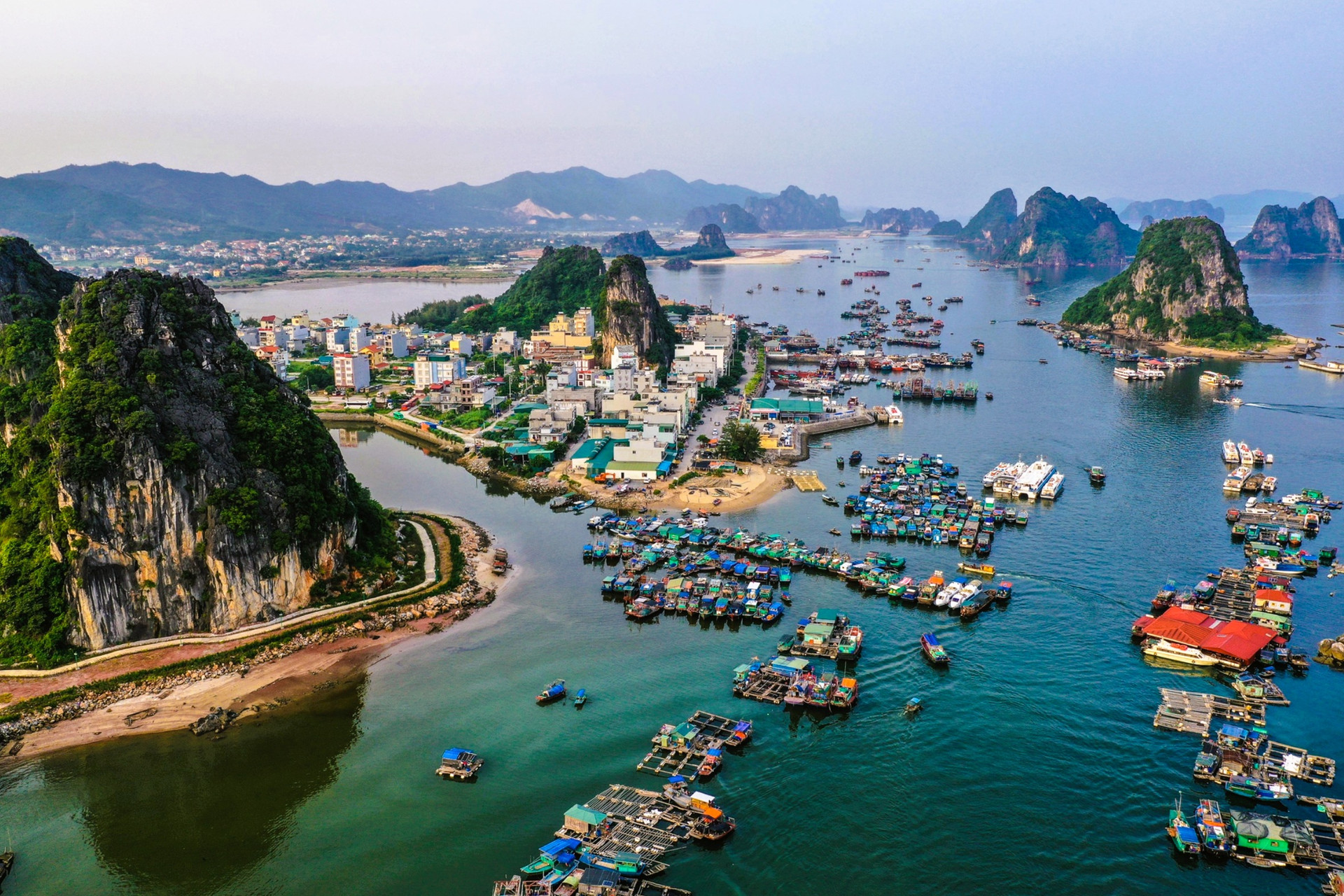 Đặc khu Vân Đồn. Nguồn ảnh: Báo Thanh Niên Đặc khu Vân Đồn. Nguồn ảnh: Báo Thanh Niên