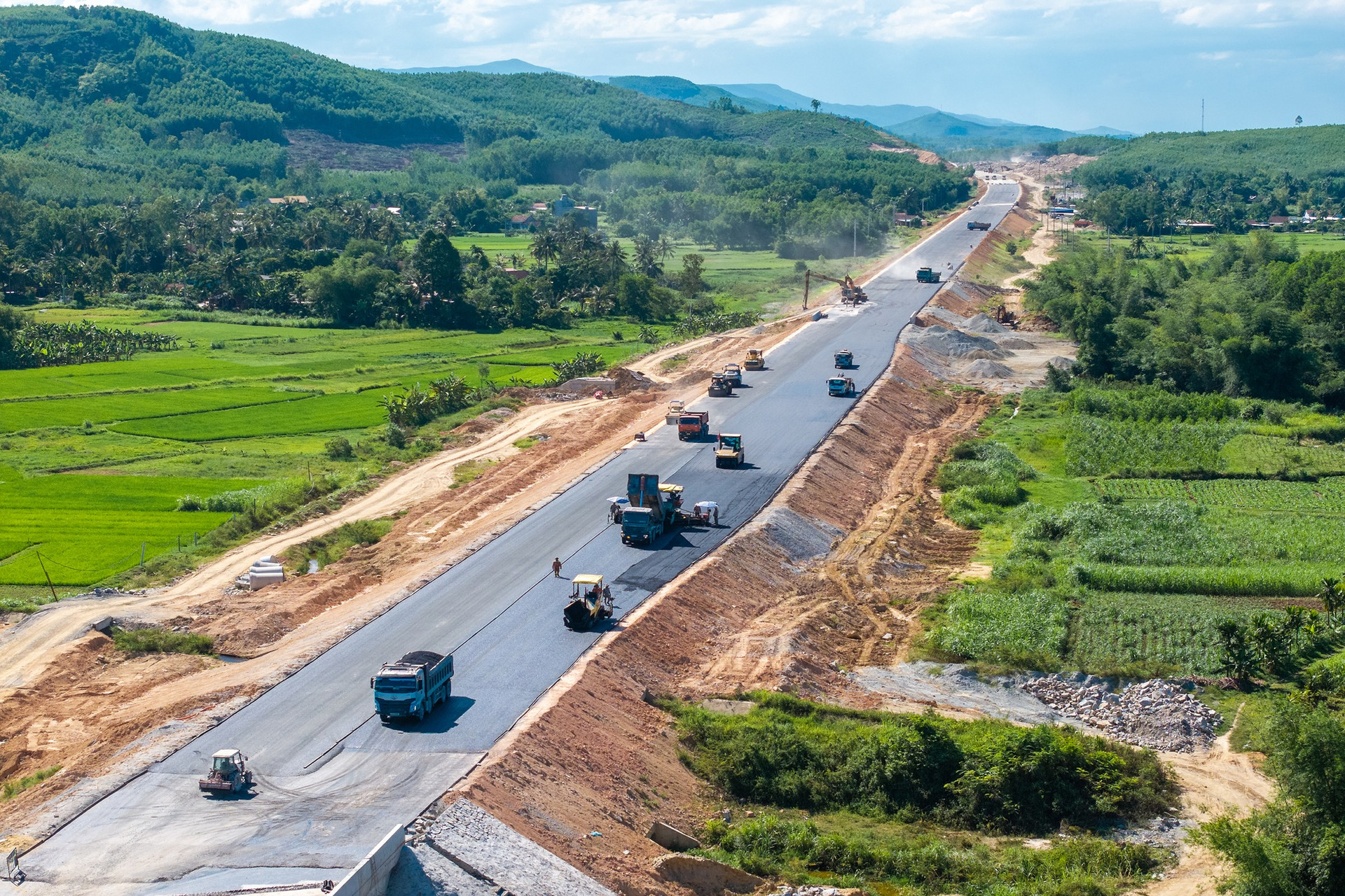 Khu vực thi công cao tốc Quảng Ngãi - Hoài Nhơn. Nguồn ảnh: Deoca.vn Khu vực thi công cao tốc Quảng Ngãi - Hoài Nhơn. Nguồn ảnh: Deoca.vn