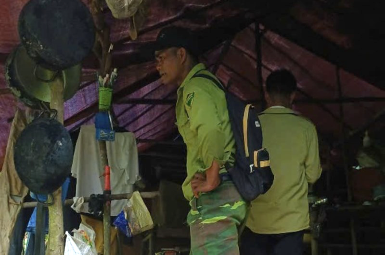 Lực lượng chức năng tỉnh Quảng Trị tuần tra, khảo sát lên phương án chấm dứt tình trạng khai thác vàng trái phép diễn ra tại khu vực rừng tự nhiên đầu nguồn sông Bến Hải ở xã Bến Quan. vang-tac-trong-rung-phong-ho-ben-hai-1.png