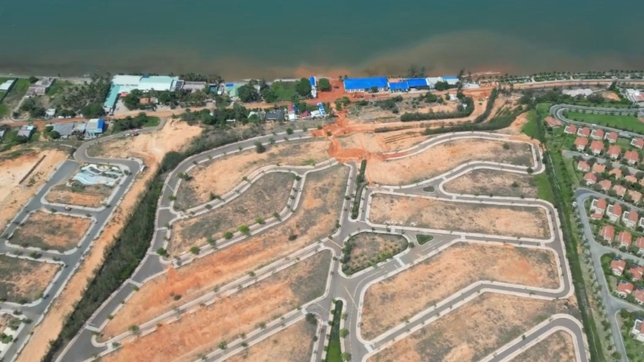 Cũng trong năm 2024, nhiều người mua đất tại dự án Sentosa đã gửi đơn kêu cứu khắp nơi vì diện tích mua là đất ở đô thị lâu dài bỗng bị chuyển thành đất thương mại dịch vụ, trong khi người mua giai đoạn 1 thì chờ đợi cả chục năm mà chưa được cấp phép xây dựng. z6876286448253-6e5ba3deb96d972c70a762a1aa9a6552.jpg