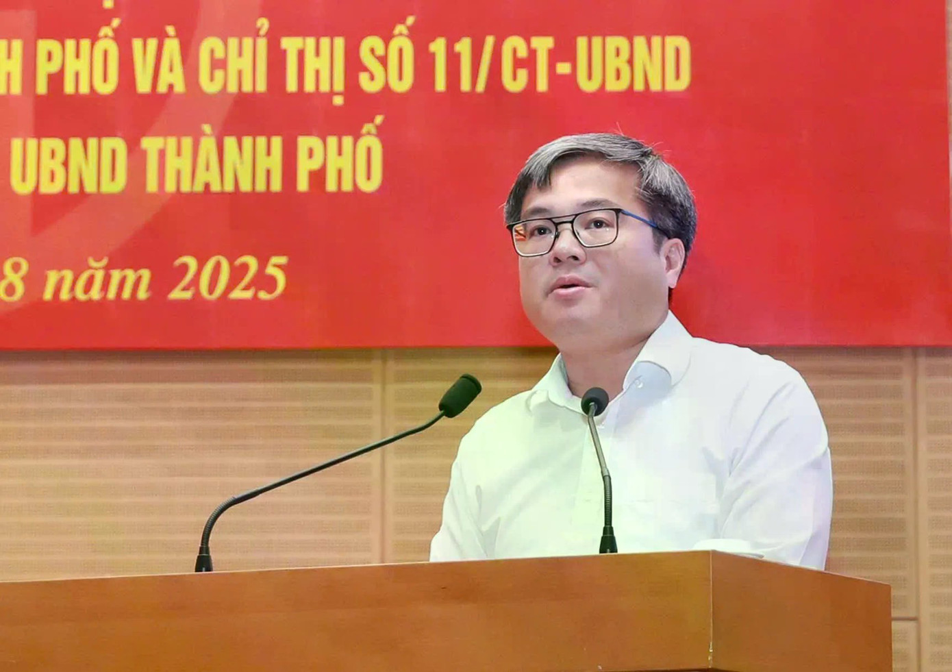 Phó Chủ tịch UBND TP Trương Việt Dũng phát biểu tại hội nghị. Ảnh: Hồng Thái gen-h-z6875891799644-9a2faef27fadef01deaee0c246bf7572-1754380873.jpg