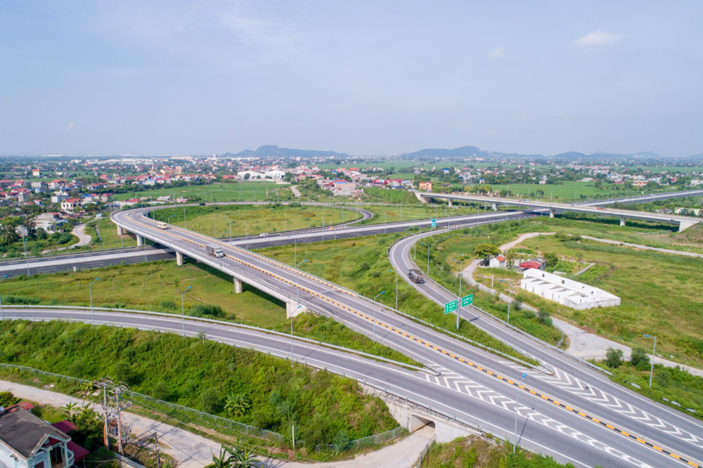 Cục CSGT lên tiếng việc cấm xe tải chạy làn tốc độ cao nhất trên cao tốc - ảnh 1