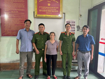 Bà N. đến Quỹ tín dụng chuyển 130 triệu, cán bộ lập tức ngừng giao dịch, báo ngay cho công an xã