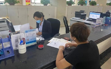 Bà Trương rút 360 triệu từ sổ tiết kiệm chuyển vào tài khoản cá nhân, nhân viên ngân hàng phong tỏa tài khoản rồi lập tức báo công an