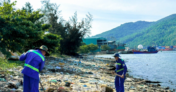 Rác thải ngập ngụa, bốc mùi hôi thối ở vịnh Mân Quang