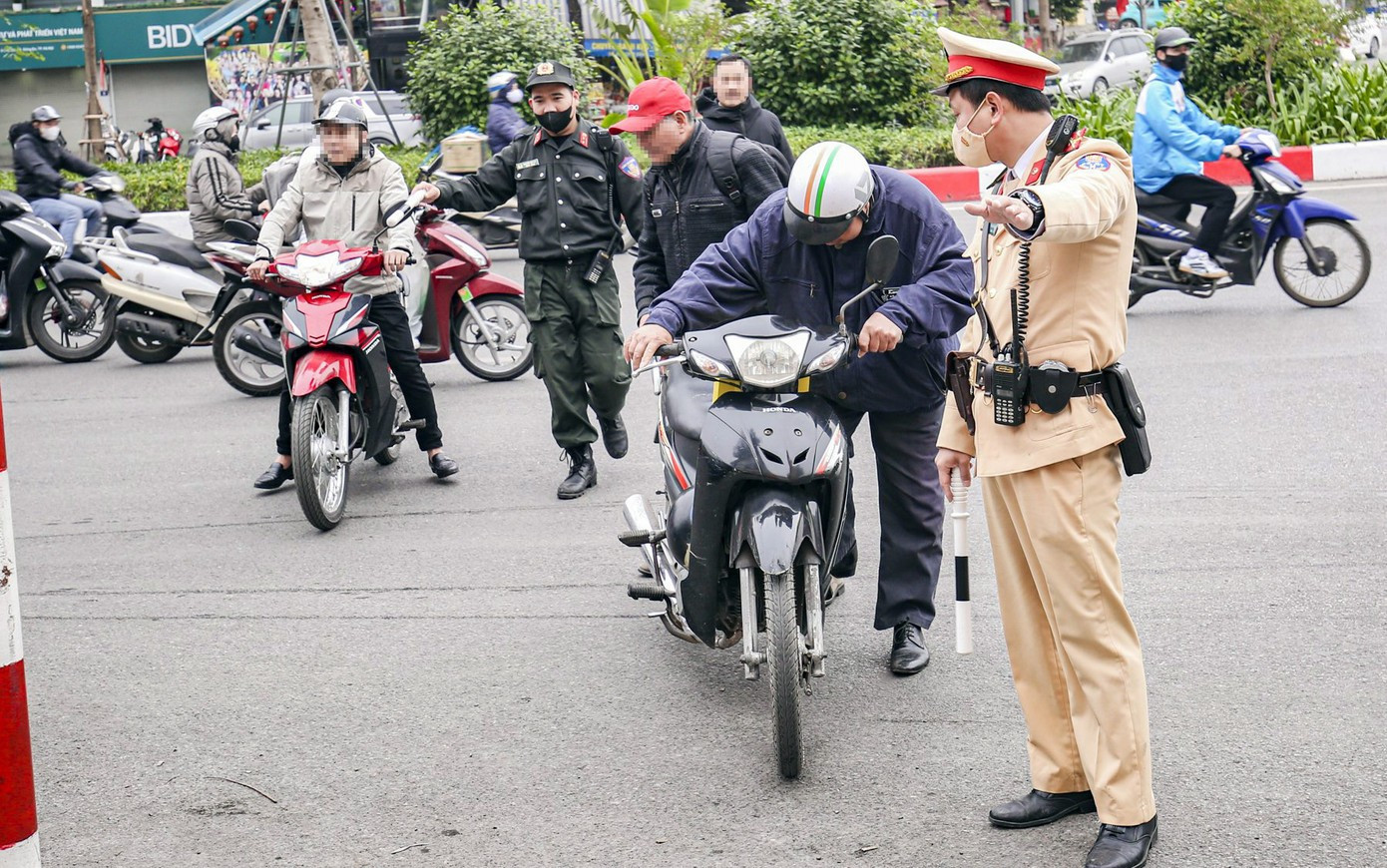 Bộ Xây dựng đề xuất chủ tịch xã được xử phạt vi phạm giao thông. Ảnh: Thanh Hà. vi-pham-4-5983-3388.jpg