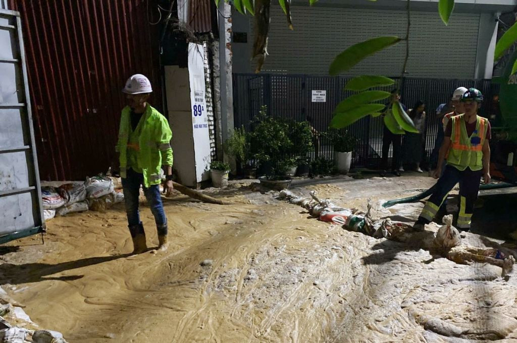 Sự cố tràn bùn lỏng xảy ra tại ngõ phố Núi Trúc sáng sớm ngày 6/8. 3-2756.jpg