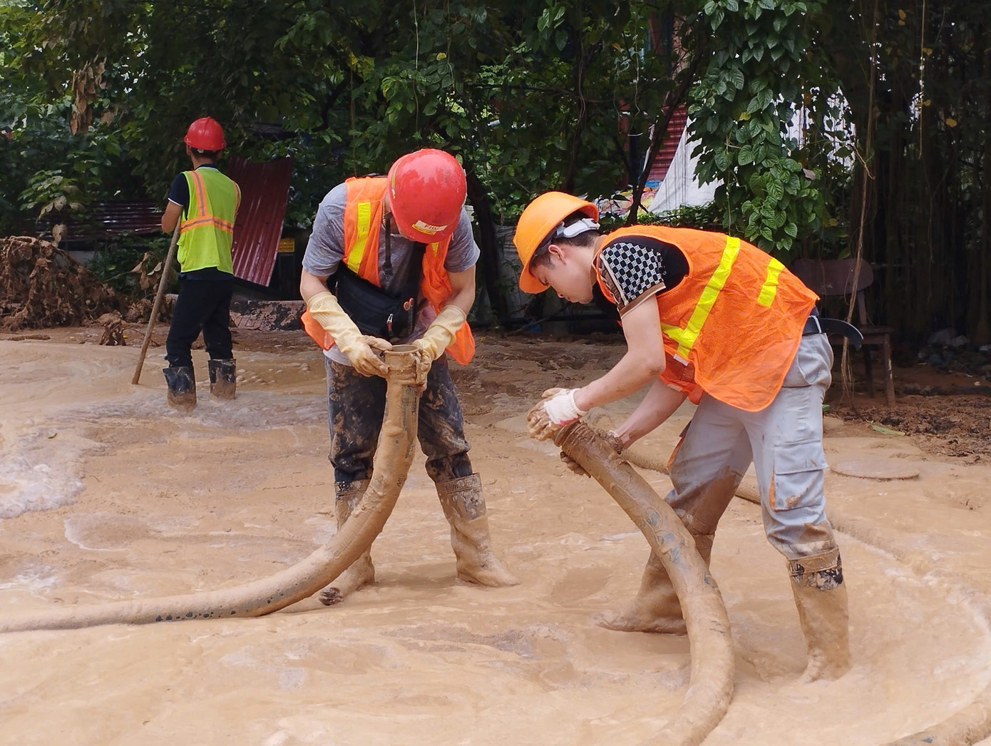 Nơi xảy ra sự cố bùn trào lên mặt đất ngõ Núi Trúc (phường Giảng Võ, TP Hà Nội). Ảnh chụp sáng 6/8 img-7599.jpg