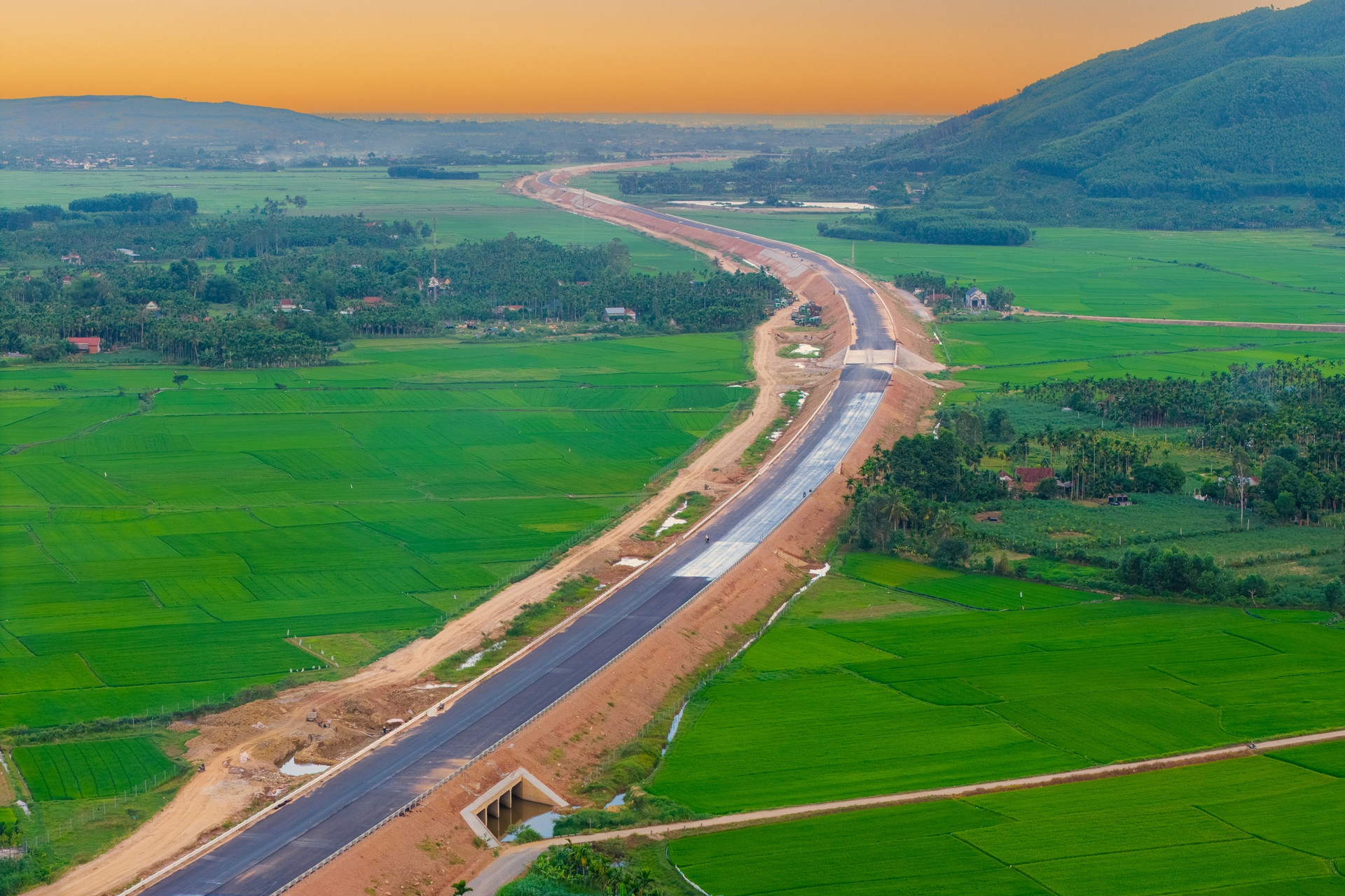 Cao tốc 88km gồm 3 hầm xuyên núi, 81 hầm chui dân sinh, 77 cầu sắp cán đích- Ảnh 4. Cao tốc 88km gồm 3 hầm xuyên núi, 81 hầm chui dân sinh, 77 cầu sắp cán đích- Ảnh 4.