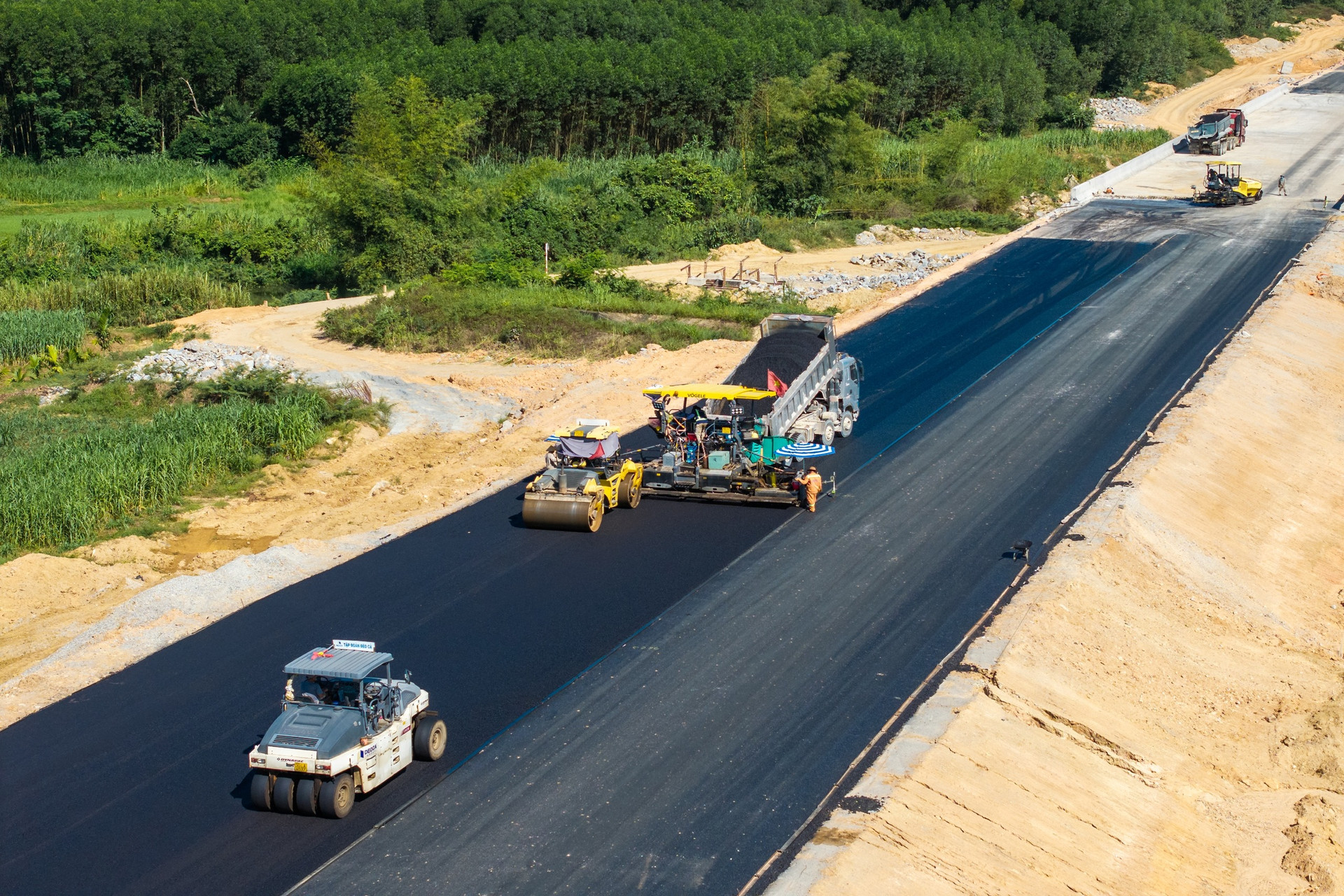 Cao tốc 88km gồm 3 hầm xuyên núi, 81 hầm chui dân sinh, 77 cầu sắp cán đích- Ảnh 3. Cao tốc 88km gồm 3 hầm xuyên núi, 81 hầm chui dân sinh, 77 cầu sắp cán đích- Ảnh 3.