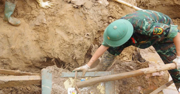 Cào bùn lũ, bộ đội tìm thấy két sắt chứa nhiều tài sản giá trị