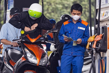 Giá xăng tăng vượt mốc 20.000 đồng/lít