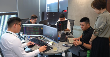 VN-Index xô đổ mọi kỷ lục