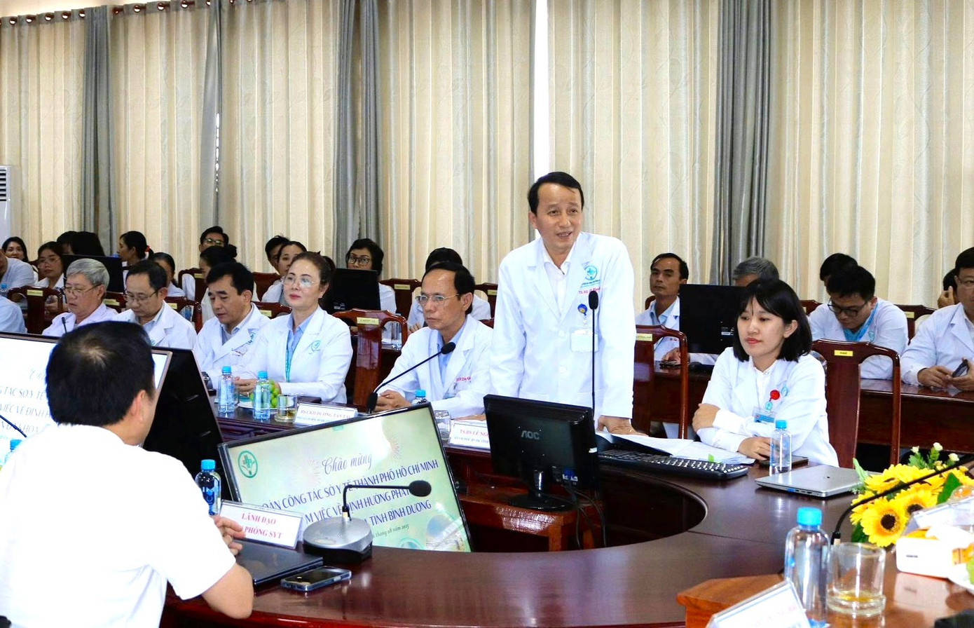 TS.BS Lê Ngọc Long - Giám đốc Bệnh viện Đa khoa Bình Dương báo cáo với đoàn công tác của Sở Y tế TPHCM về tình hình hoạt động bd.jpg