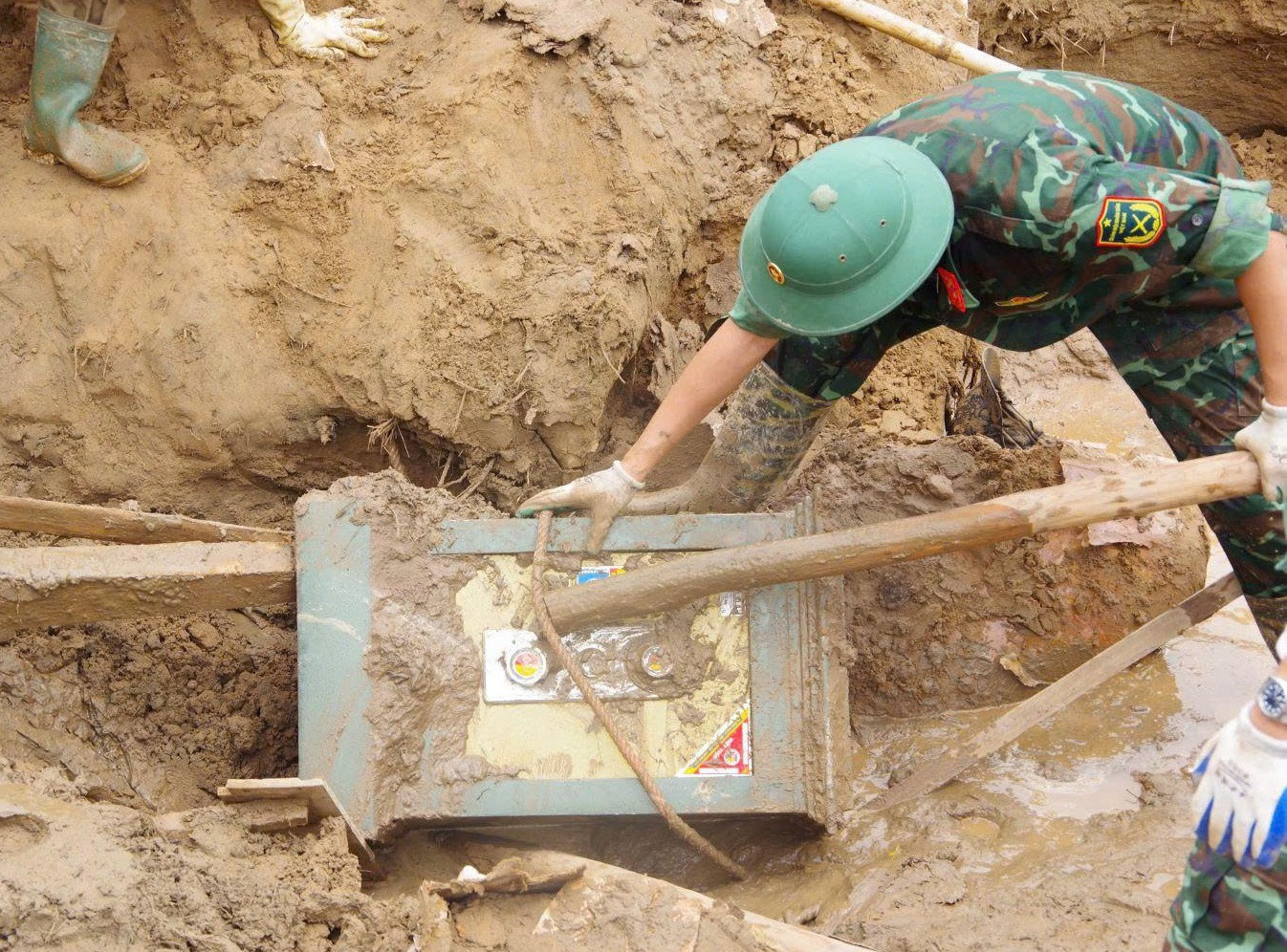 Két sắt chứa nhiều tài sản và giấy tờ quan trọng. 967228583af6b3a8eae7.jpg