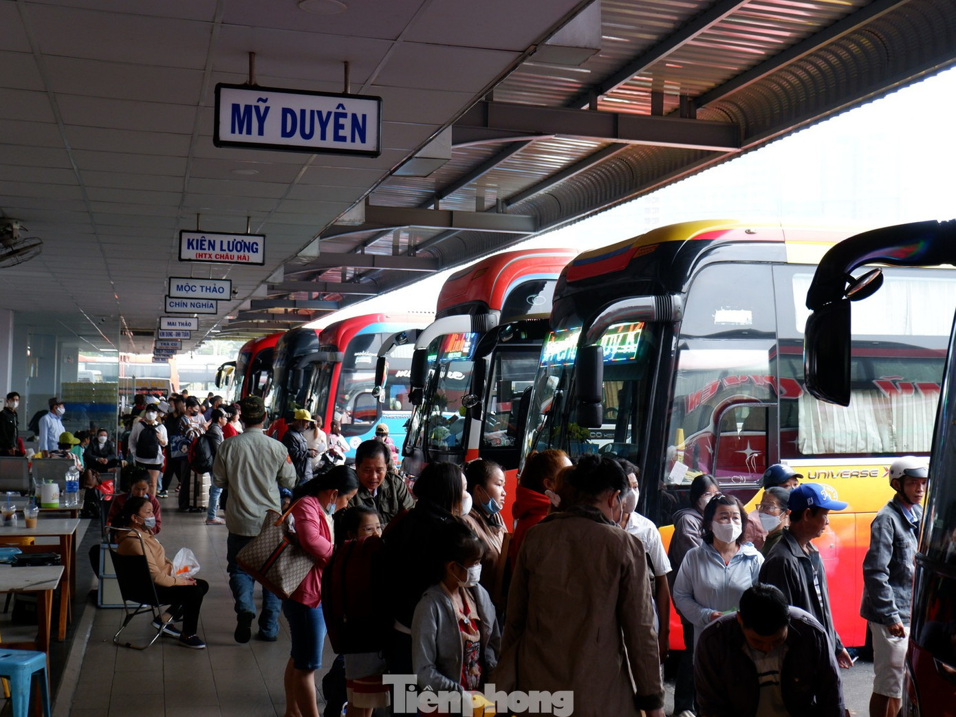 Hành khách tại bến xe Miền Tây (TPHCM). Ảnh: Hữu Huy avt.jpg