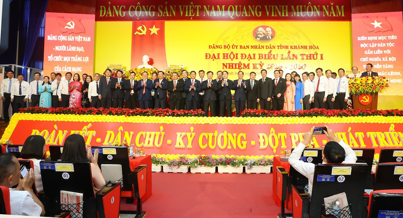 Đại biểu chụp hình cùng Ban Chấp hành Đảng bộ UBND tỉnh Khánh Hòa, nhiệm kỳ 2025 - 2030. 6z9a2793.jpg