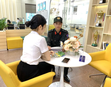 Nhận 30 triệu qua tài khoản, chiến sĩ Cảnh sát cơ động vội đến ngân hàng làm việc