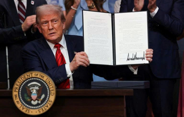 Ông Trump ký sắc lệnh trừng phạt các ngân hàng ‘chọn khách’, giới tiền số thắng lớn