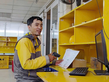 Shipper bất ngờ nhận được 165 triệu đồng trong tài khoản, liền báo ngay lãnh đạo công ty