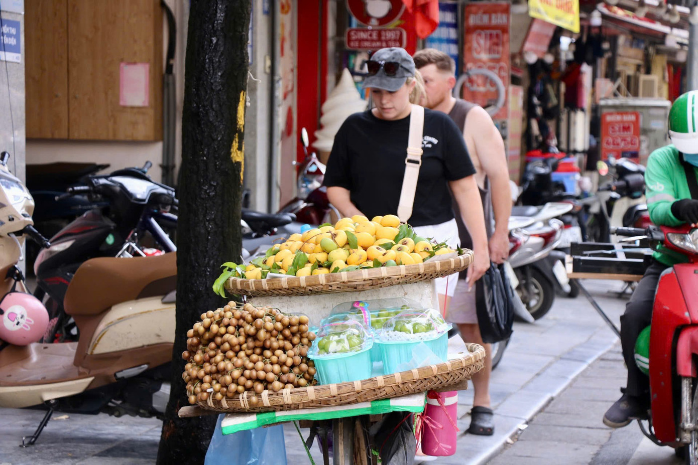 Gánh hàng rong bày bán những thứ quả theo mùa z6865863338794-8371e5b624b20c3b3aa2eafa7e4b9f8b.jpg