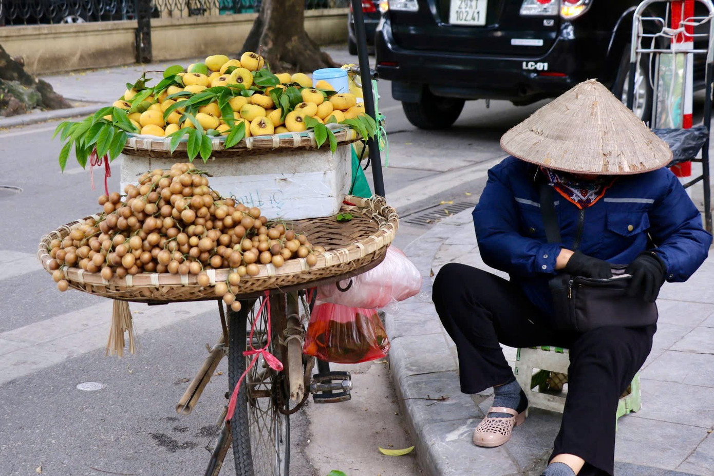 Những quả thị vàng óng, thoảng hương thơm trên phố Phan Đình Phùng z6865863284744-5ee2e02373e7b69eba4533177cafeead.jpg