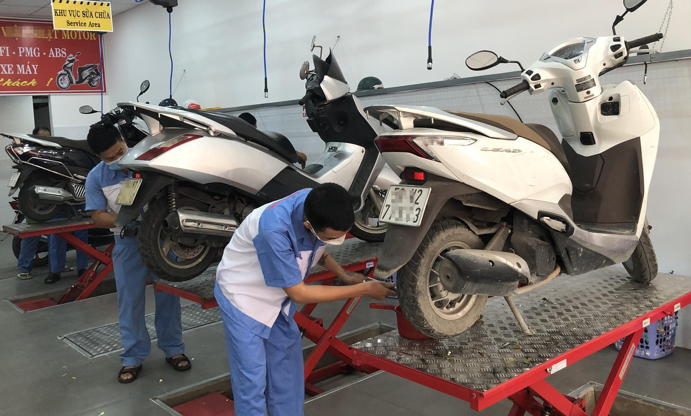 Người dân cần kiểm tra khí thải của xe máy hằng năm, bảo dưỡng xe bằng cách thay lọc gió, dầu bôi trơn, bugi... để giảm phát thải ra môi trường. Ảnh: BCA. xe-may-cu.png
