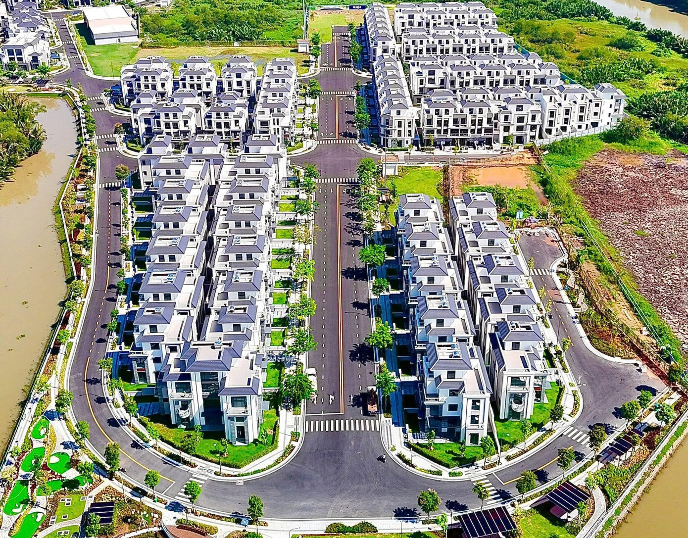Giá biệt thự, nhà ở liền kề ở TPHCM, dự án có giá rao bán tăng khoảng 3 đến trên 5%. Ảnh: Trần Út. 1.jpg