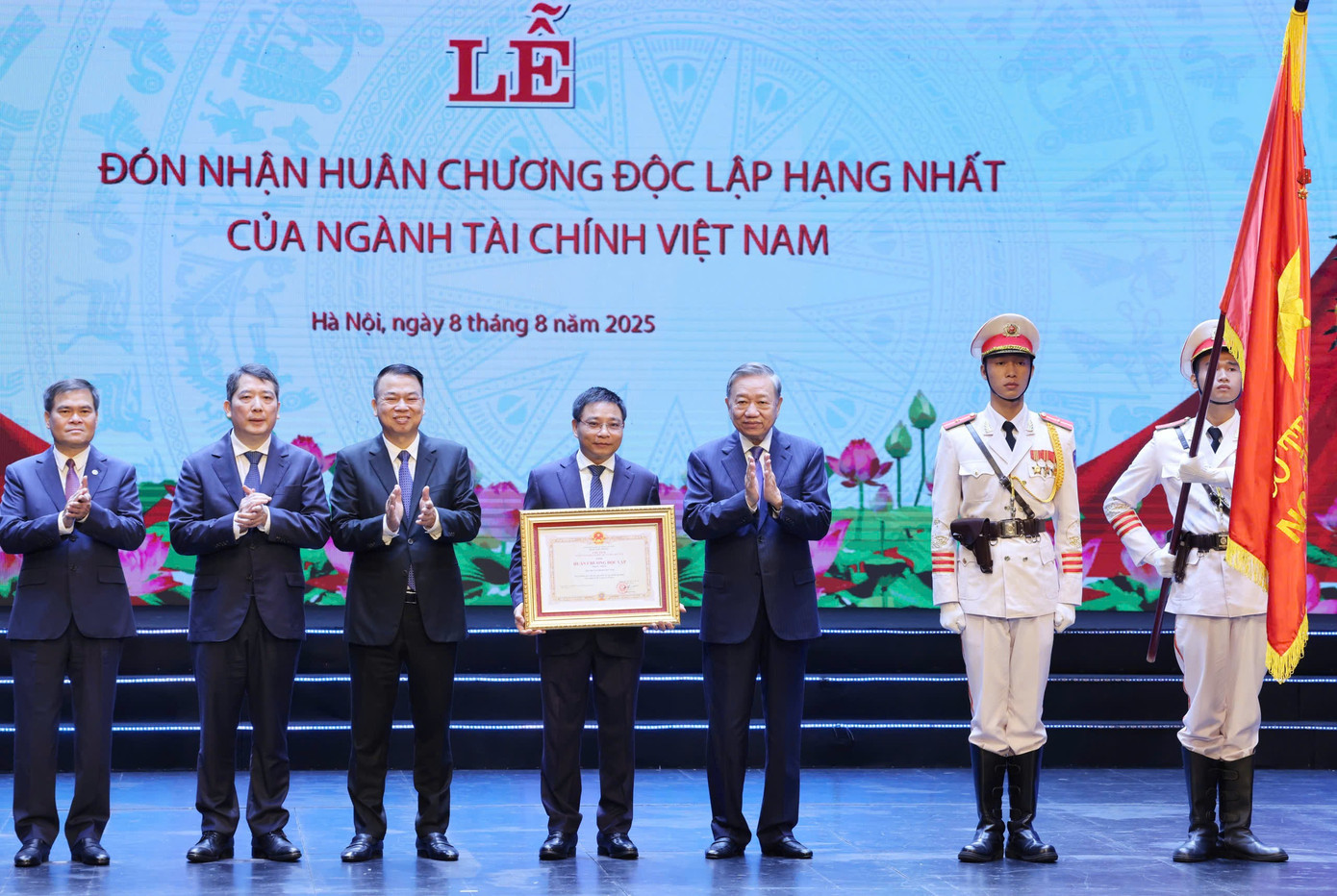 Tổng Bí thư Tô Lâm trao Huân chương Độc lập hạng Nhất cho Bộ Tài chính. Ảnh: Viết Chung. 0e0fe6b06ff3e7adbee2.jpg