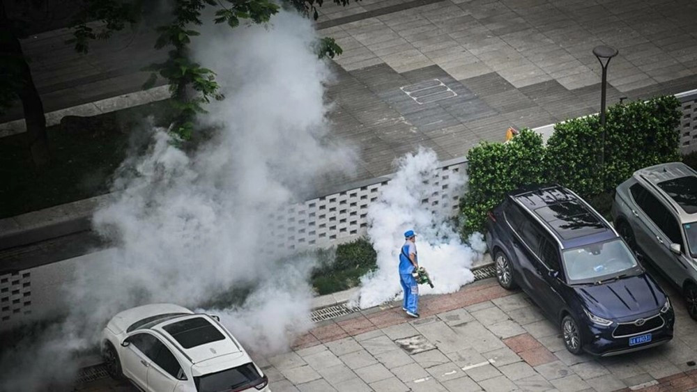Một căn bệnh chưa có thuốc đặc trị đang lan rộng trên toàn cầu, láng giềng Việt Nam tái áp dụng biện pháp chống dịch thời Covid-19 - ảnh 2