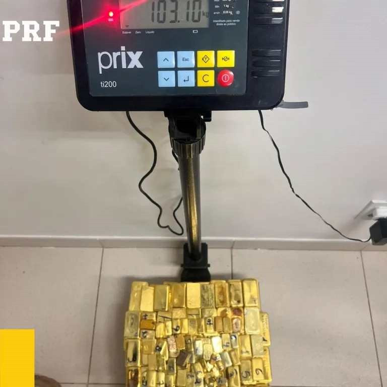 Tịch thu hơn 100 thỏi vàng nguyên khối trong bảng điều khiển ô tô, bắt giữ khẩn cấp một người nổi tiếng trên MXH - ảnh 3