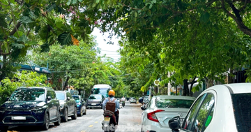 Loạt tuyến đường ở Đà Nẵng biến thành bãi đậu xe
