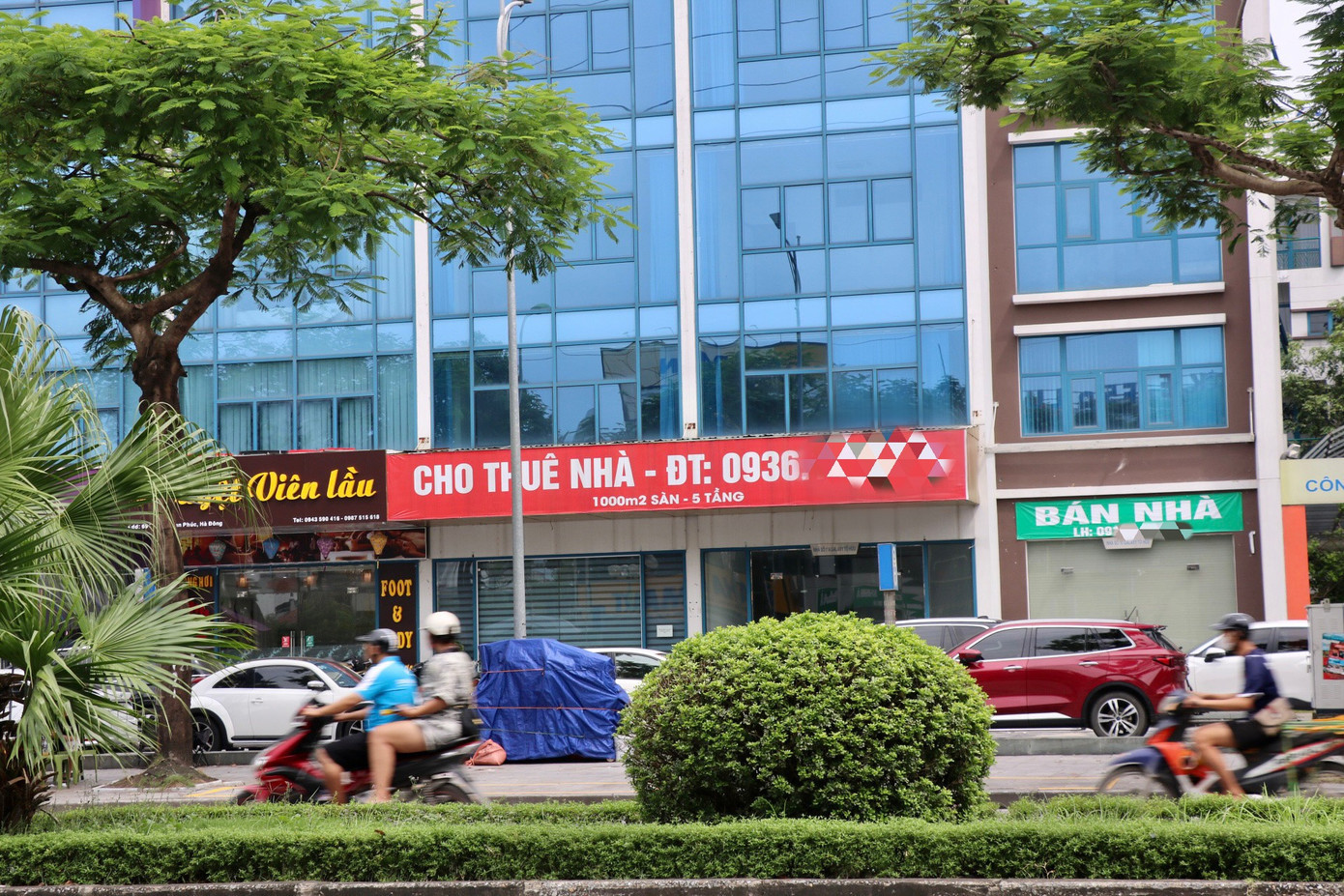 Tại khu đô thị Galaxy Vạn Phúc (phường Hà Đông, Hà Nội), hàng loạt shophouse nằm ngay mặt đường Tố Hữu bị bỏ không, treo biển cho thuê. z6886719979431-fa3ba5e1e39f4a9379d52ddb0831cbe5.jpg