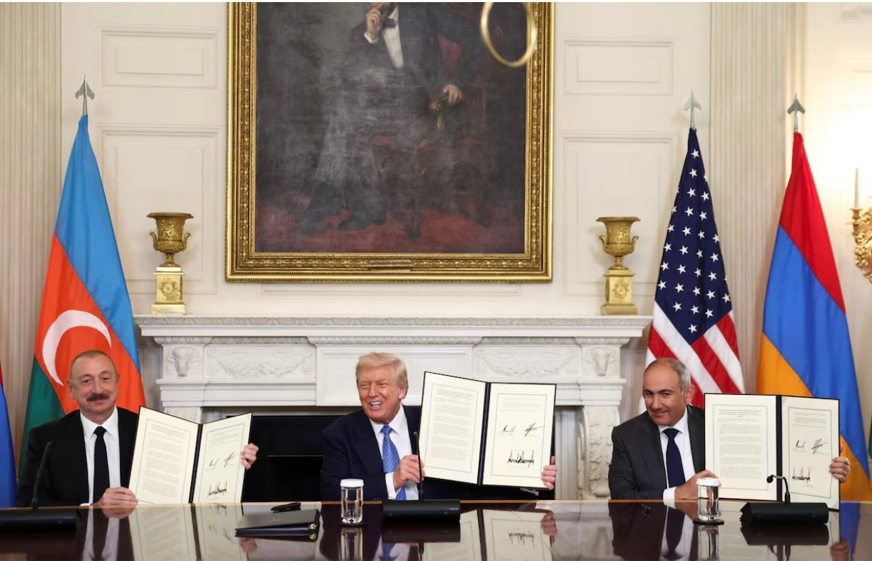 Tổng thống Mỹ Donald Trump chủ trì lễ ký kết thoả thuận giữa Tổng thống Azerbaijan Ilham Aliyev và Thủ tướng Armenia Nikol Pashinyan, ngày 8/8. (Ảnh: Reuters) img-9573.jpg