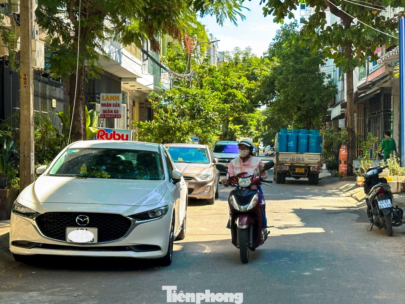 Đà Nẵng đang hướng tới mục tiêu xây dựng thành phố văn minh, hiện đại, đáng sống. Tuy nhiên, nếu tình trạng đậu xe tràn lan không được kiểm soát, thì nỗ lực chỉnh trang đô thị sẽ bị ảnh hưởng nghiêm trọng. tp-chiemdunglongleduong-12-5680.jpg