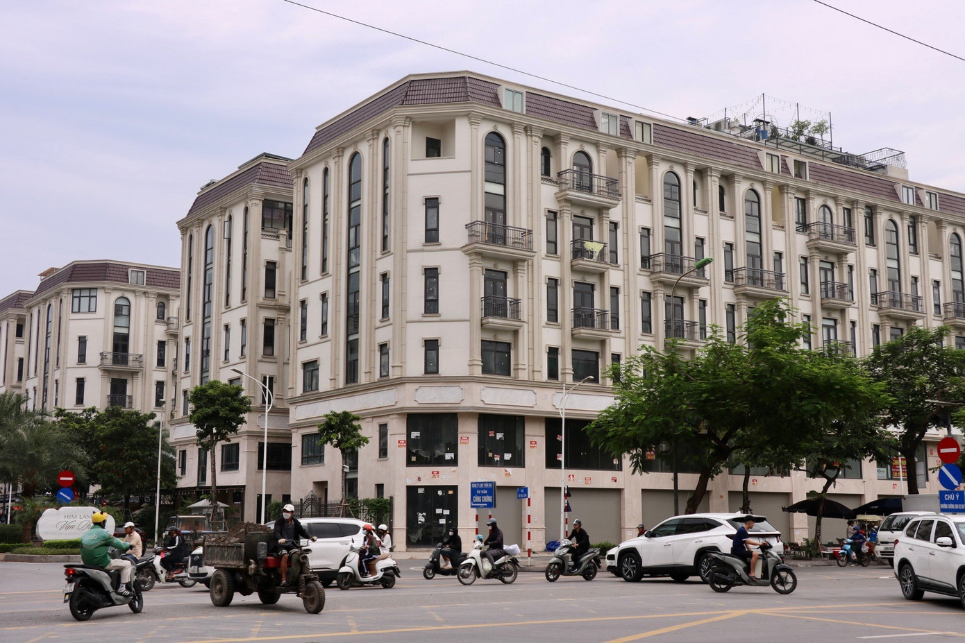 Khu shophouse nằm ngay mặt đường Tố Hữu. z6886686136747-1f7f13cf0da60bd38ccee047a7b62bc0.jpg