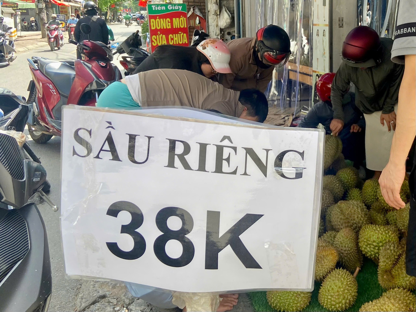Sầu riêng đồng giá 38.000 đồng/kg giúp cửa hàng bán hết hàng tấn quả trong một ngày. z6886533153092-44bfc945a836152f66cc37f5ce91d03f.jpg