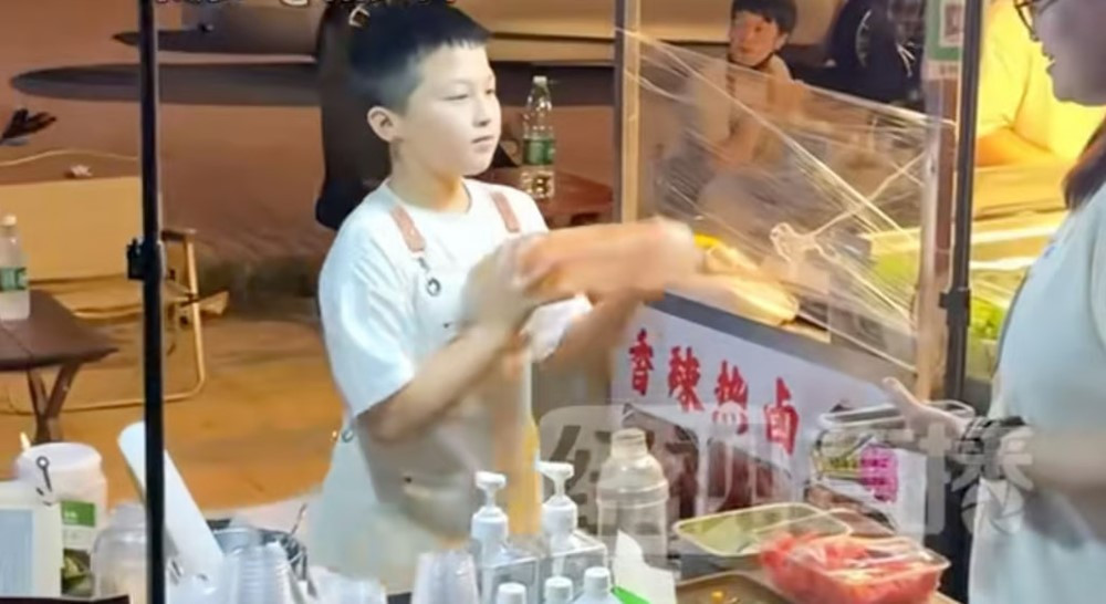 Cậu bé 11 tuổi kiếm hơn 14 triệu đồng/tháng nhờ bán trà sữa ‘cho vui’ - ảnh 1
