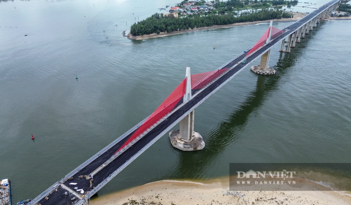 Ngày mai, cầu vượt cửa biển dài nhất miền Trung chính thức thông xe- Ảnh 1. Ngày mai, cầu vượt cửa biển dài nhất miền Trung chính thức thông xe- Ảnh 1.