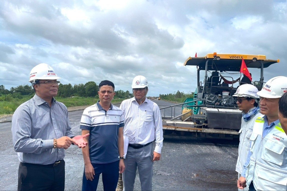 Ông Trần Văn Thi - Giám đốc Ban quản lý dự án Mỹ Thuận, chủ đầu tư dự án - cho biết, trong dịp nghỉ lễ Quốc khánh 2/9, chủ đầu tư vẫn cắt cử nhân sự giám sát các nhà thầu thi công, đảm bảo nhà thầu duy trì nhân sự, máy móc thi công liên tục, kịp thời giải quyết vướng mắc, phát sinh. Với các nhà thầu thi công, nhà thầu giám sát, chủ đầu tư yêu cầu phải duy trì đầy đủ nhân sự, máy móc, thi công xuyên dịp nghỉ lễ như những ngày bình thường để đảm bảo tiến độ. z6960067726878-aeb9c7fd2d342d1eae15f88ea83d253b-4172.jpg