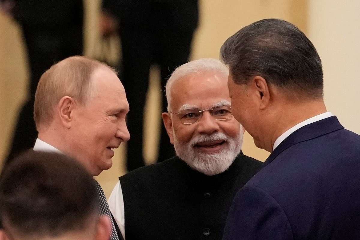 Chủ tịch Trung Quốc Tập Cận Bình trò chuyện với Thủ tướng Ấn Độ Narendra Modi, Tổng thống Nga Vladimir Putin tại hội nghị thượng đỉnh Tổ chức Hợp tác Thượng Hải ngày 1/9. (Ảnh: Reuters) 5ezq3v6p6fmsjbapplph2lxucu.jpg