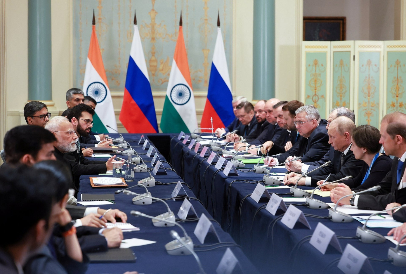 Tổng thống Nga Putin và Thủ tướng Ấn Độ Modi hội đàm bên lề hội nghị thượng đỉnh <a style='text-decoration: none;' href='/SCO'>SCO</a>. (Ảnh: Reuters) t5n7o3rnrjkbjaiq5gtzzkihda.jpg