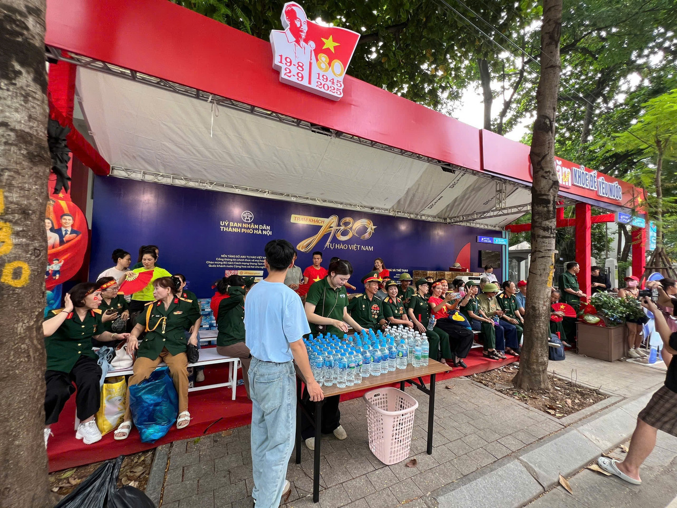 Người dân được cấp phát nước miễn phí tại Trạm khách A80. z6966603062053-8cf3c69013e78d4e61cc3859d3c9e0a2.jpg