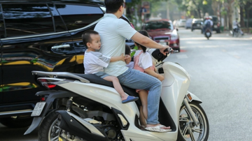 Quy định mới nhất về vị trí ngồi của trẻ em khi đi xe máy, phụ huynh phải biết tránh bị phạt lên tới 10 triệu