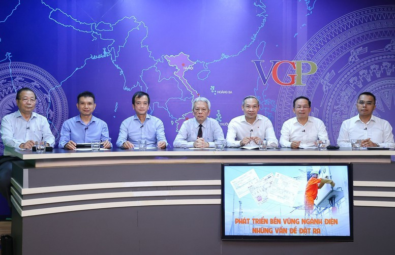 Các khách mời tại tọa đàm. Ảnh: VGP. tienphong-109toadam.jpg
