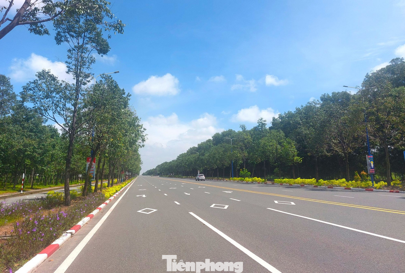 Ngoài việc đầu tư, xây dựng mới khu công nghiệp xanh, TPHCM đang chuyển đổi các khu công nghiệp hiện hữu theo hướng hiện đại, thông minh và xanh hóa , thu hút các dự án công nghiệp công nghệ cao, tiết kiệm năng lượng và nguyên liệu. tp-cong-nghiep-10.jpg