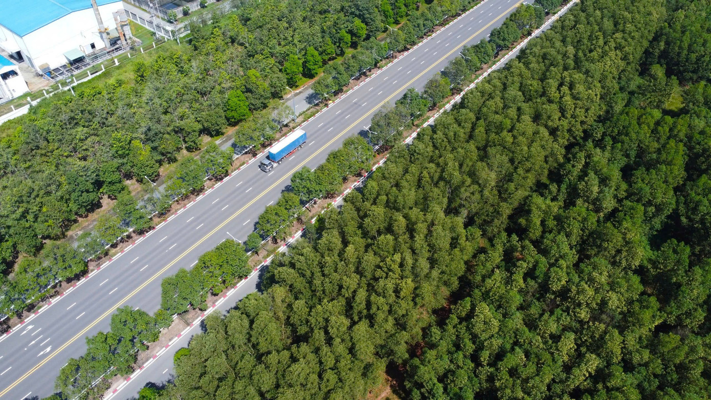 Ngoài ra, TPHCM triển khai xây dựng khu công nghiệp Bàu Bàng mở rộng, bổ sung 380 ha quỹ đất sạch liền kề khu công nghiệp Bàu Bàng hiện hữu tại xã Bàu Bàng. Đây là dự án nâng cấp khu công nghiệp đầu tiên được thực hiện với hạ tầng đồng bộ và hiện đại, sẵn sàng phục vụ các nhà đầu tư sản xuất công nghiệp quy mô lớn. cong-nghiep-6.jpg