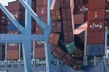 Hi hữu: Gần 70 container rơi xuống biển như quân cờ domino, hàng hóa nổi lềnh bềnh