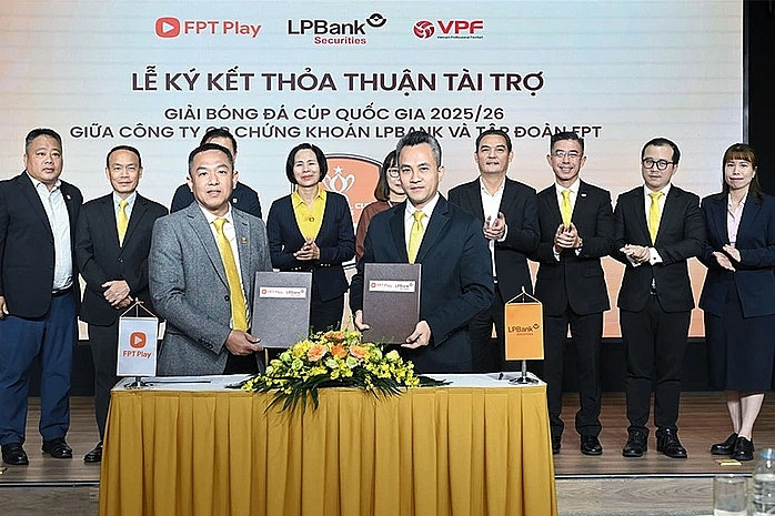 <a style='text-decoration: none;' href='/FPT'>FPT</a> và Chứng khoán LPBank ký thỏa thuận tài trợ cho Cúp Quốc gia 2025-2026