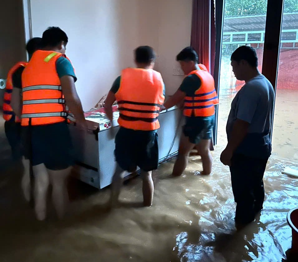 Di dời tài sản người dân trong khu vực ngập cuu-ho-qd1.jpg